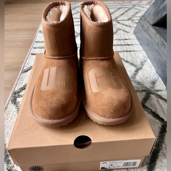 SOLD. UGG KIDS CLASSIC MINI SCATTER GRAPHIC BOOTS!! NIB! Size 6! Chesnut - Picture 1 of 3